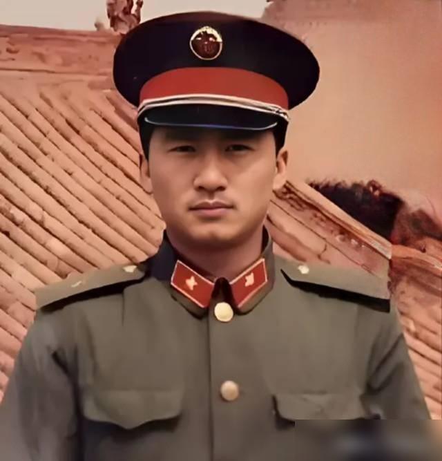 这是一位从黑土地走出去的英雄，他没有牺牲在战场上，却被无情的病魔夺去了年轻的生命