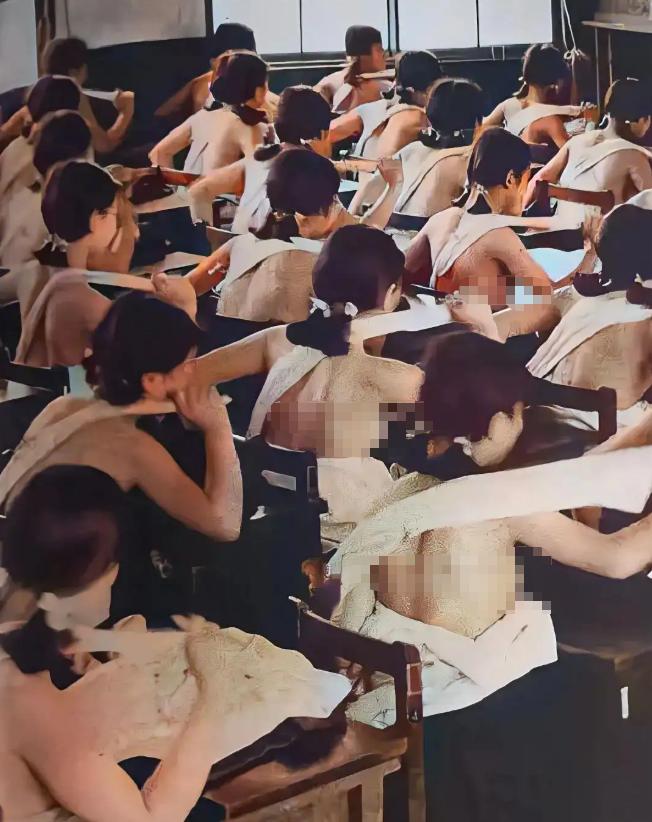 1938年，日本国内，高中生上课一丝不挂地接受军国主义的熏陶时，留下的老照片，镜