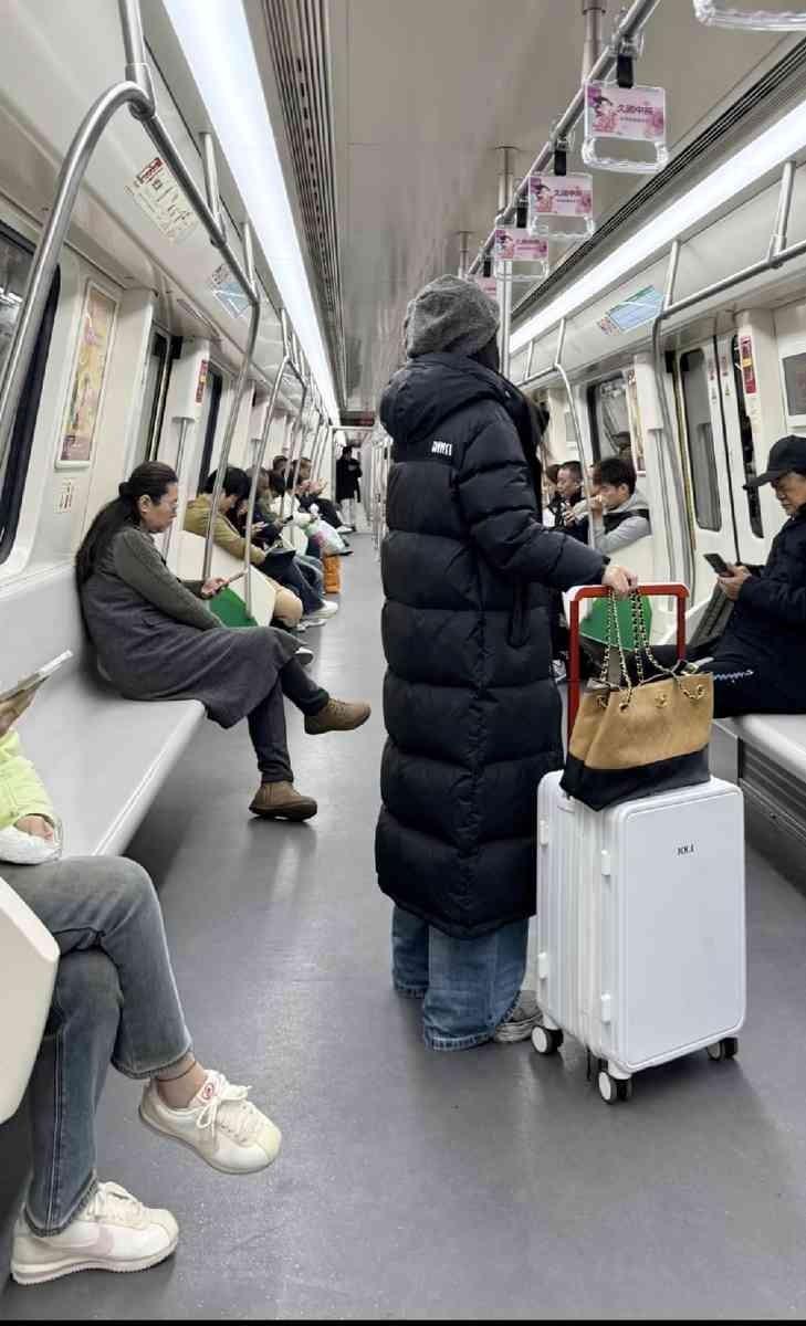 穿羽绒服上雪山？这羽绒服压根就不是给你爬山用的。看到有人穿着“罗上雪山”羽绒服