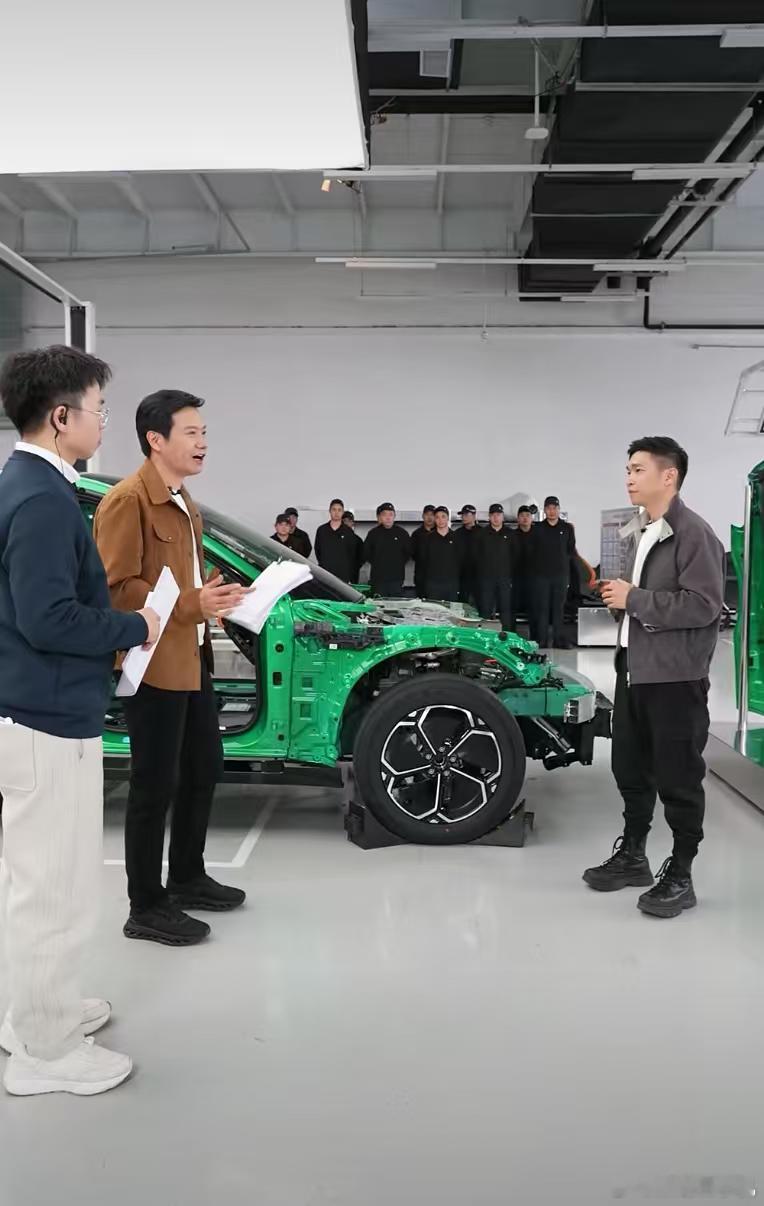 雷军直播雷总这直播也太拼了，先是搬引擎盖，后面展示这个紫水晶的车模居然和真车成本