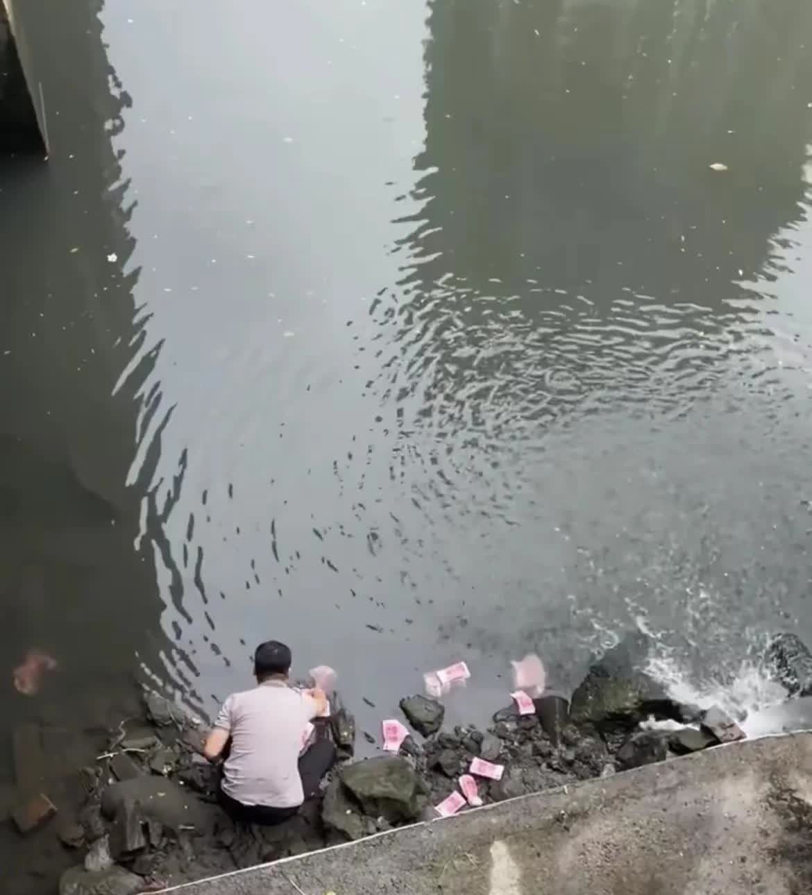 现在的人眼红病太严重了！最近深圳有个男子在河边捡钱，他大概捡了有十几沓，