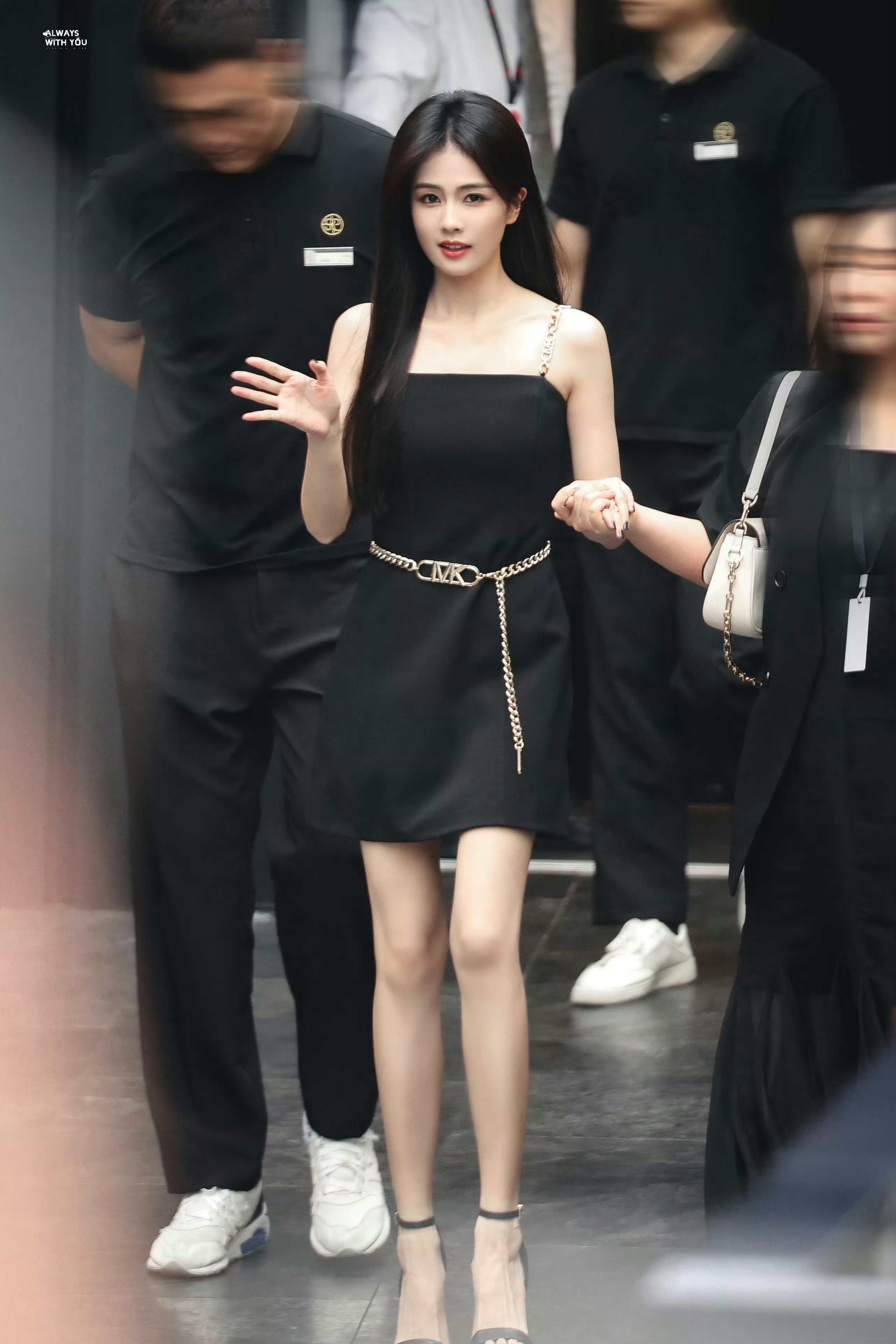 白鹿阻止场务用激光笔照人白鹿人美心善​​​