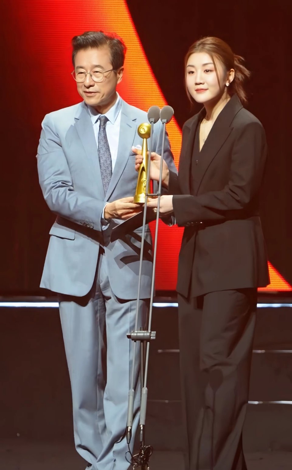 这下瞒不住了所有人都知道了，陈梦不愧是乒坛女神！人品素养一流，颜值打扮更是没话说