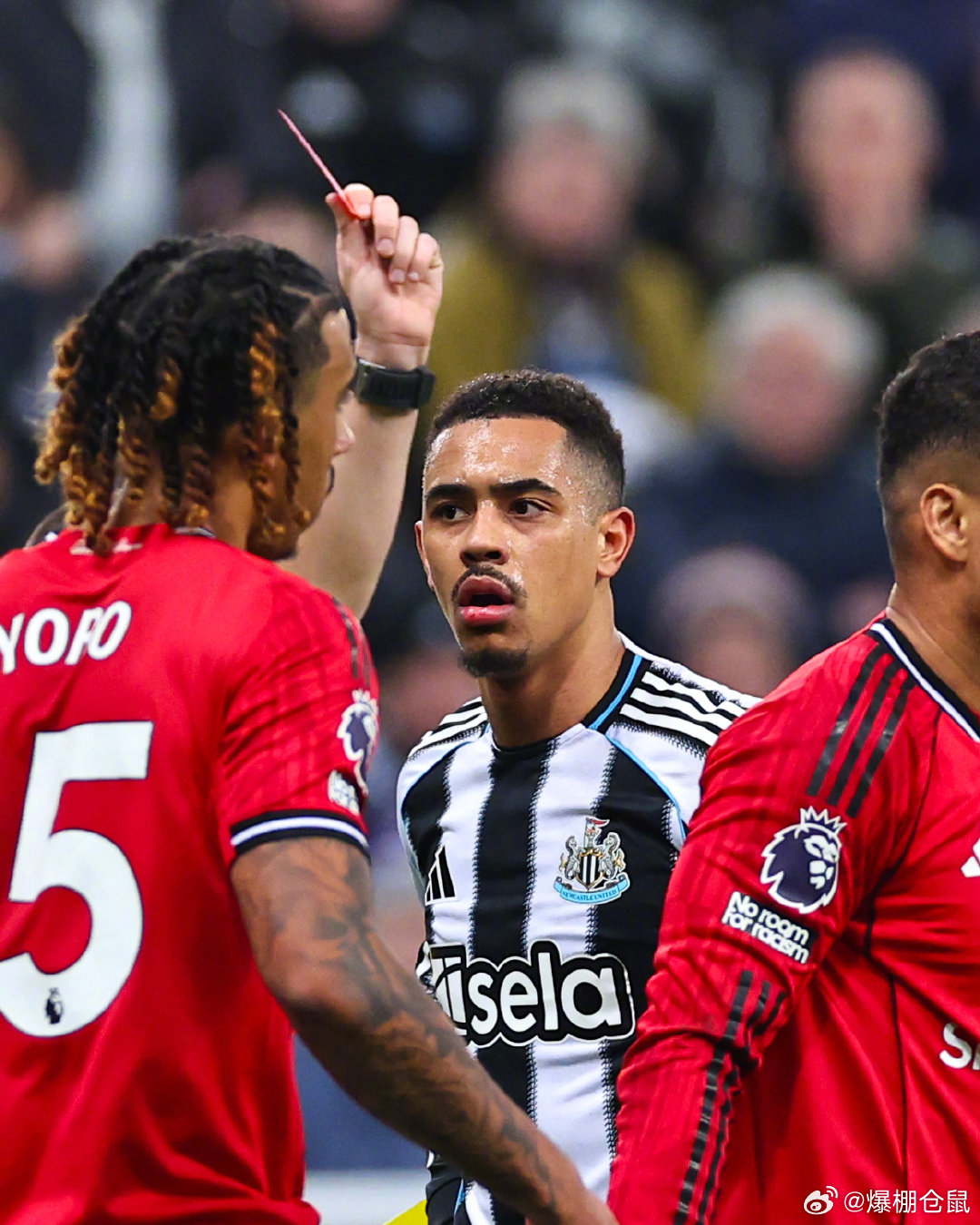 【纽卡斯尔联2比1曼联，红魔本赛季第二次11打10输球！】上一次是对埃弗顿，盖