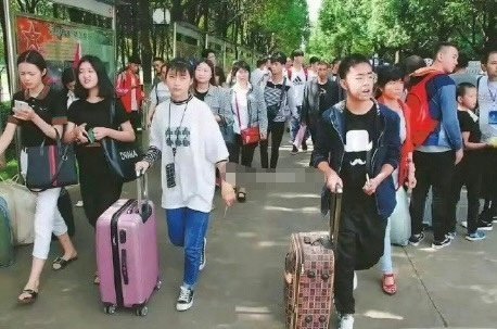 以前的女大学生和当代的女大学生