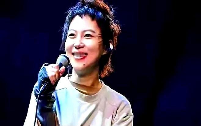 李亚鹏直播卖茶卖到一半，窦靖童突然冒出来，轻飘飘一句“爸，我来陪你上班”。弹