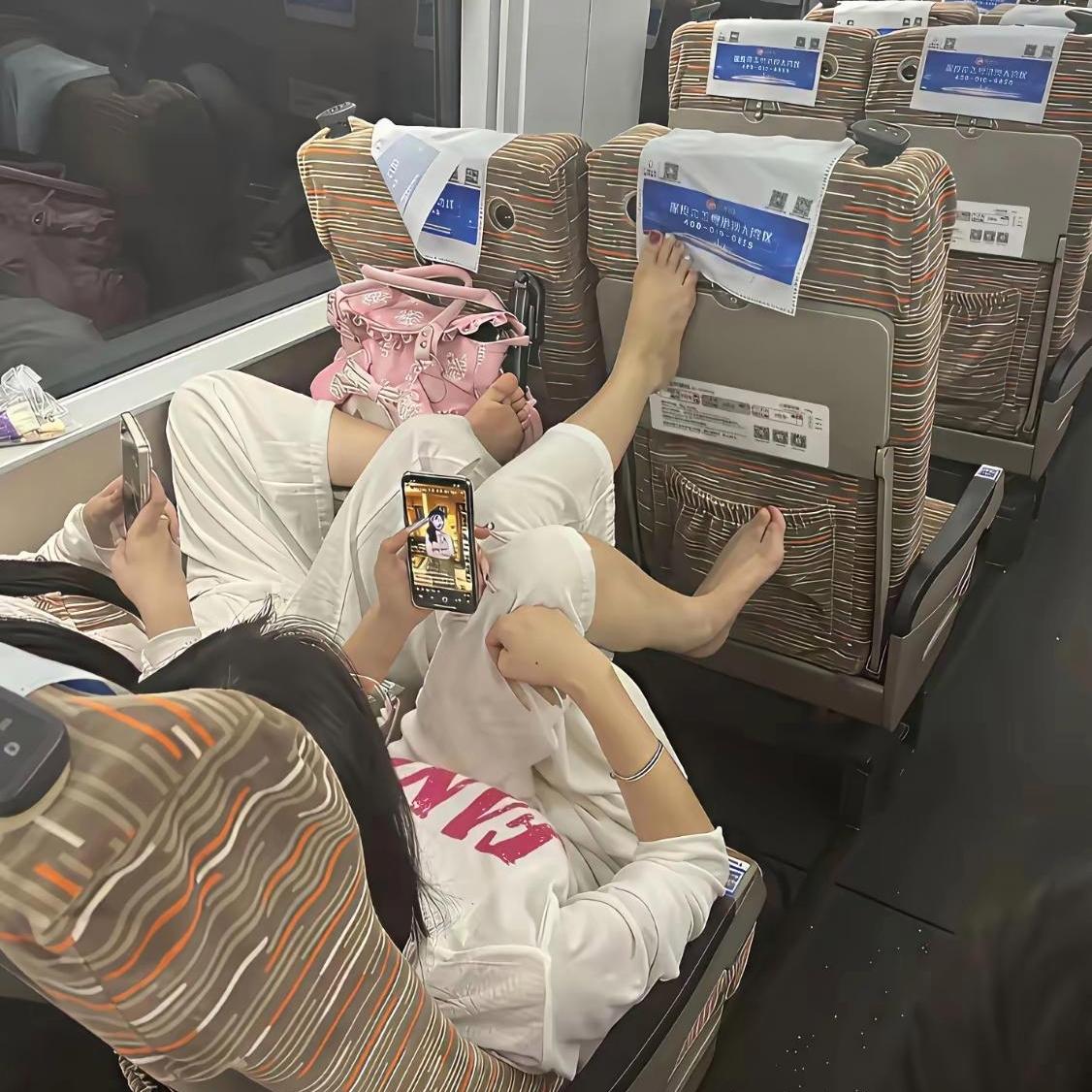 太没素质！高铁上这番操作实在让人看不下去高铁上撞见一段不文明行为，真的完全