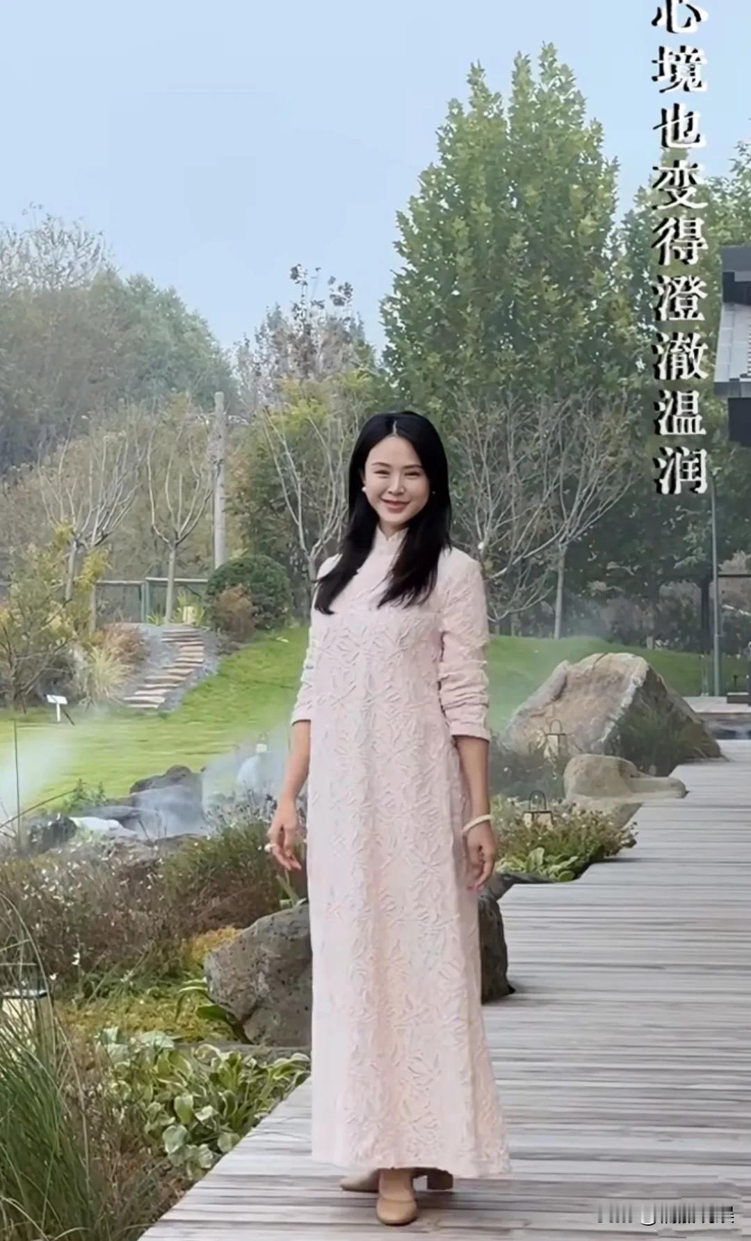 佟大为老婆关悦参加林依轮老婆西华的菊花展。穿着一袭粉色中式长裙，长发披肩，身材