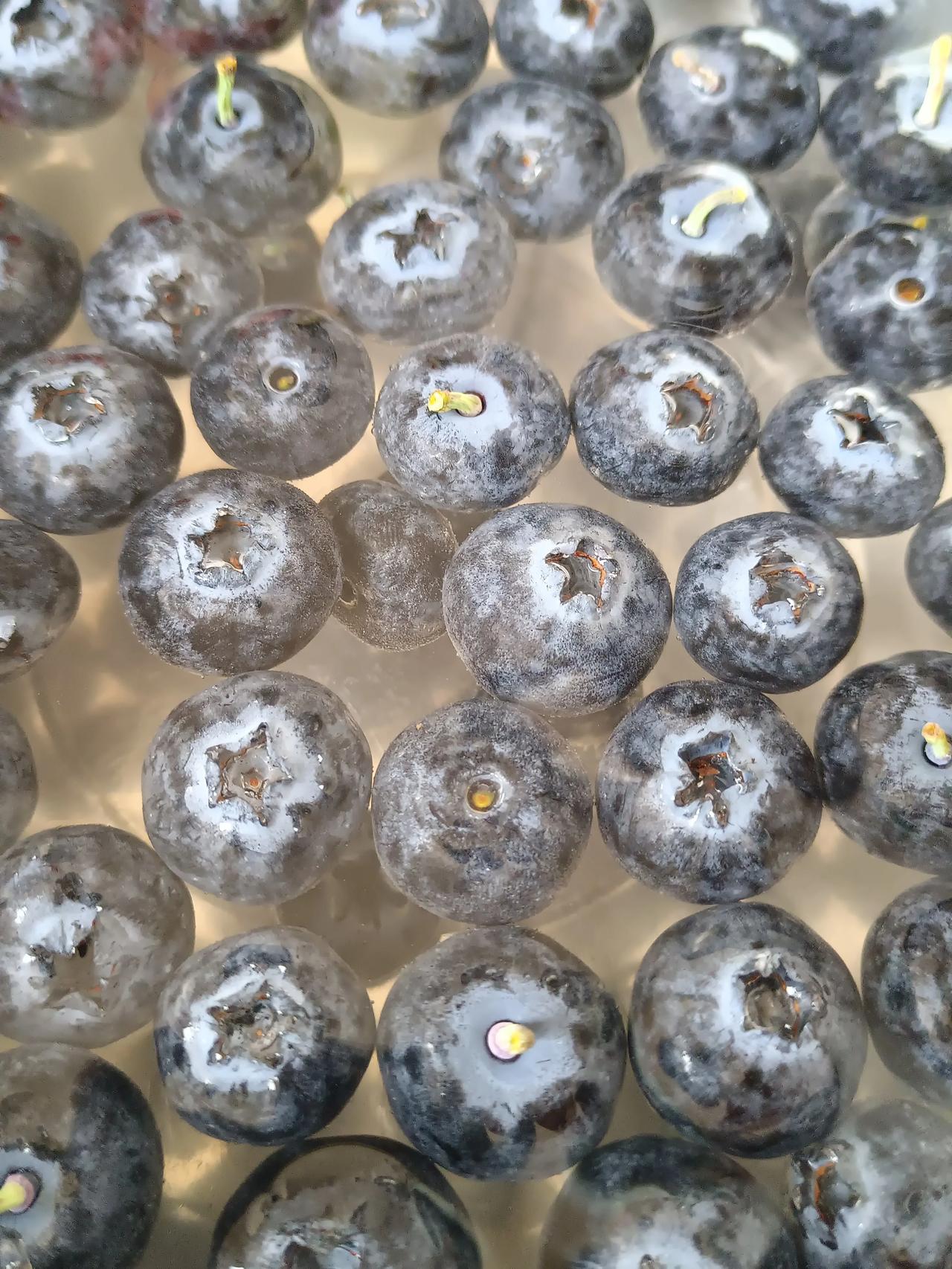 北京蓝莓挺贵，最好别让老板给你装。这点是今天从大兴团河市场学到的新知识，这不38