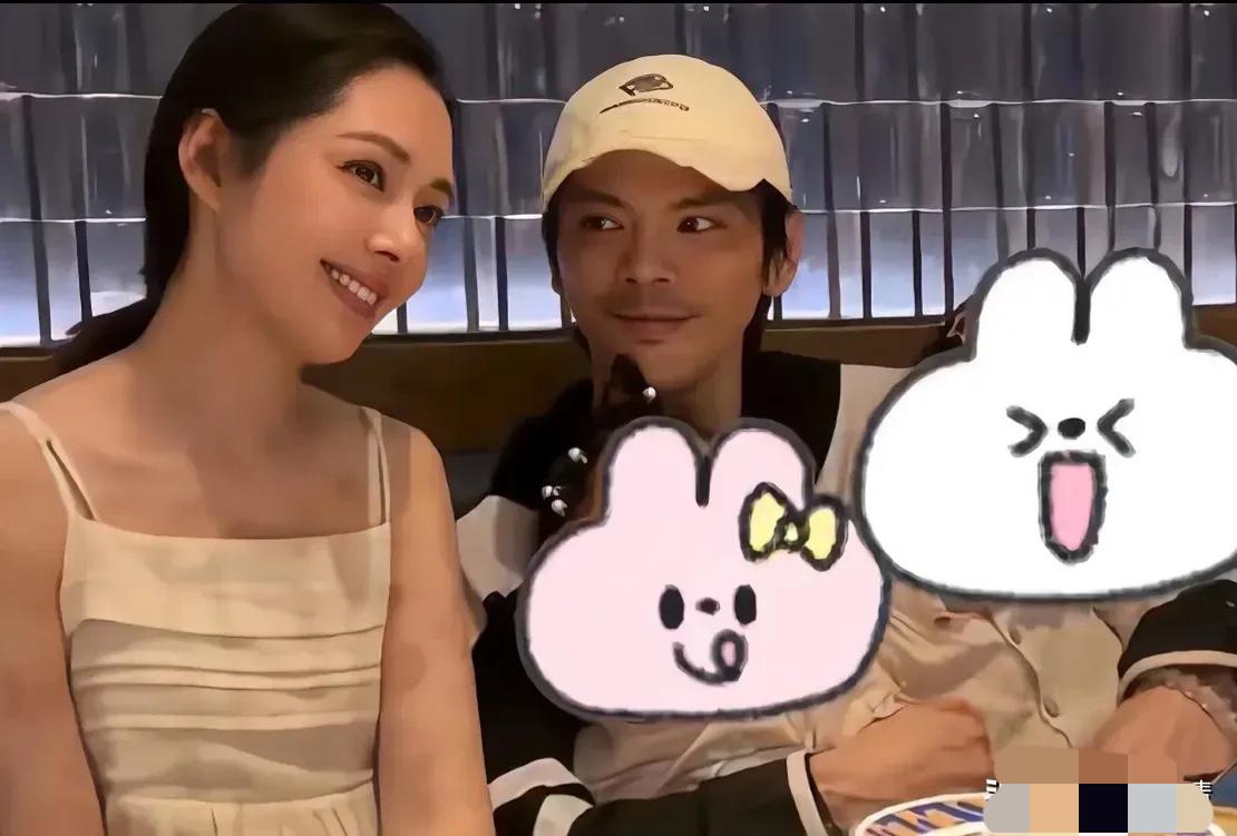 郭碧婷和向佐在北京和朋友吃饭，女儿全程黏着向佐，窝在向佐的怀里撒娇，郭碧婷和朋友