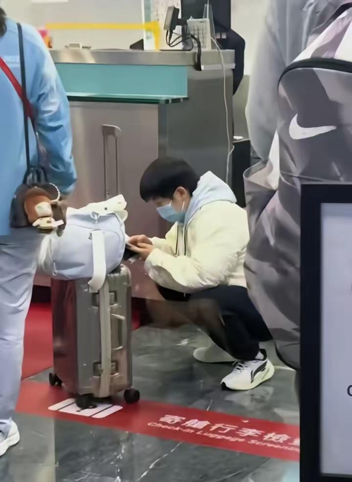 莎莎返回北京了！打完团体赛的莎莎，在接受记者采访后，没有在澳门停留，直接返京了