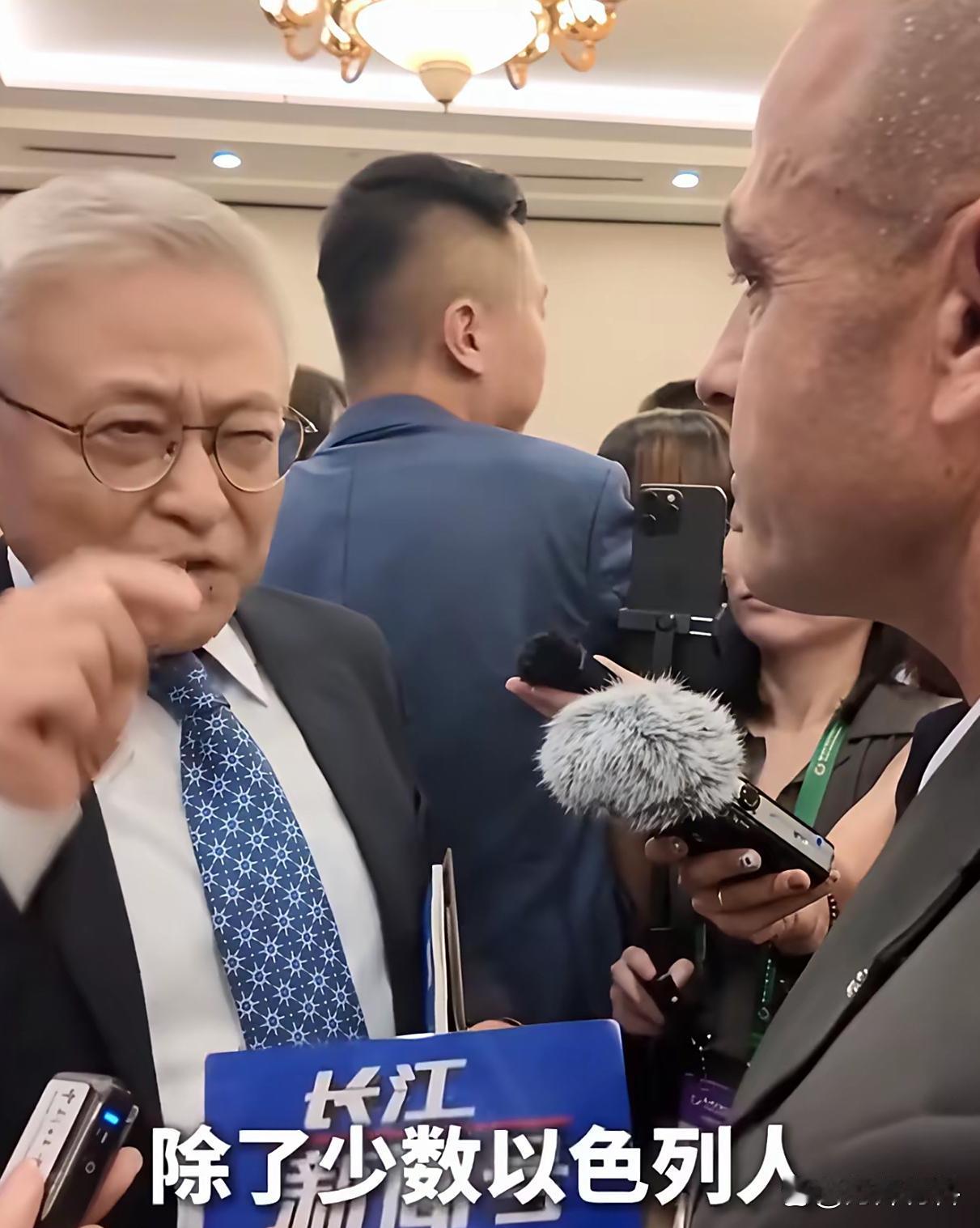 难道我们还怕以色列吗？以色列太猖狂了，敢点名警告中国，不给点颜色看看是不行了。欧