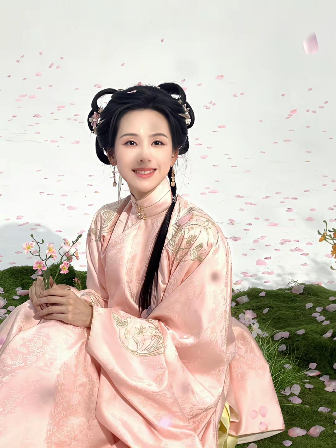 旗袍摇曳江南岸，水墨柔情醉斜阳。