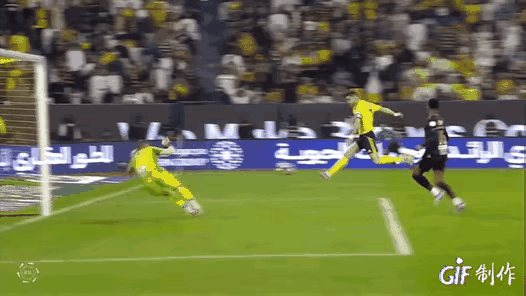 C罗面对门将单对单射失良机！利雅得胜利对阵赛哈特海湾，上半场第10分钟利雅得胜便