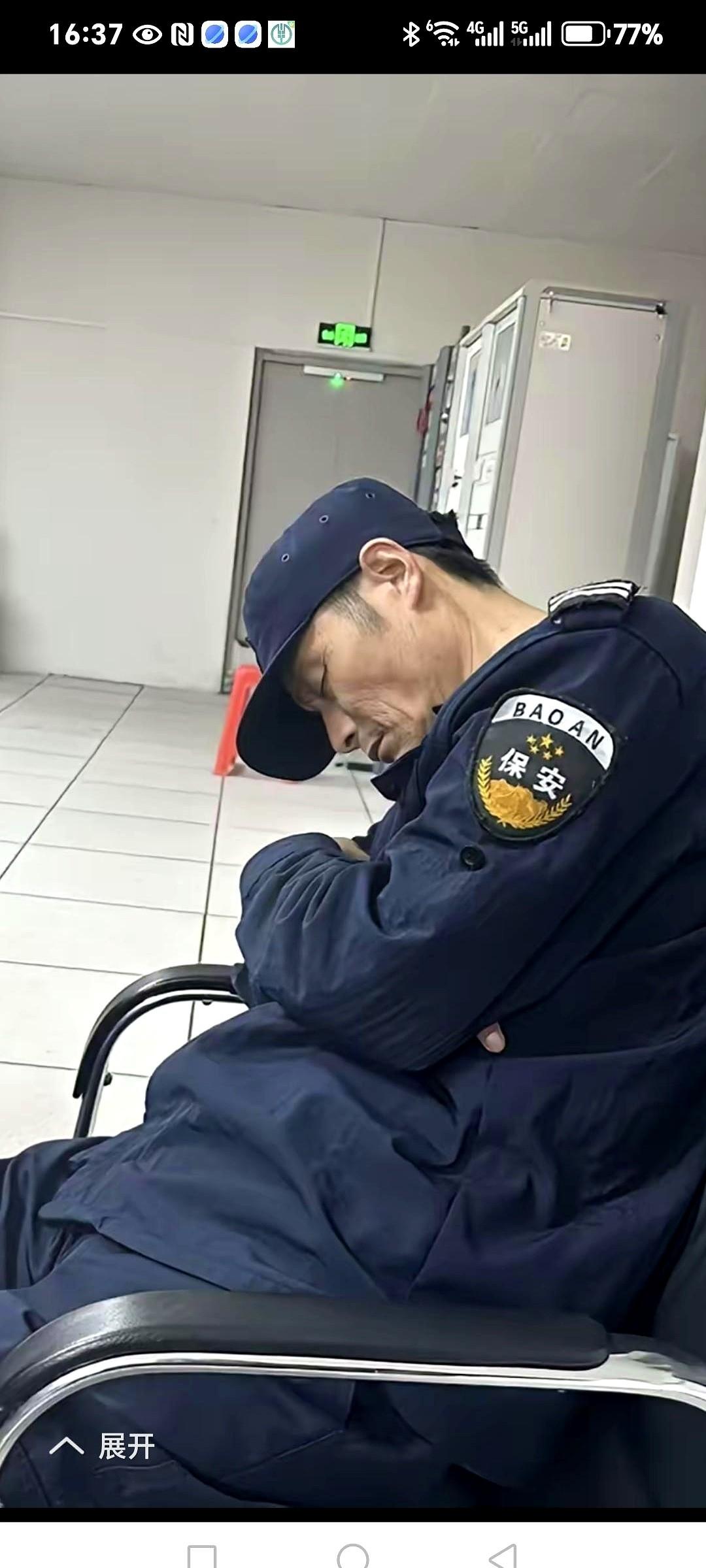 姐夫一年四季就那身保安服，洗得都有点发白了。我姐呢？退休金2200，一个月花得