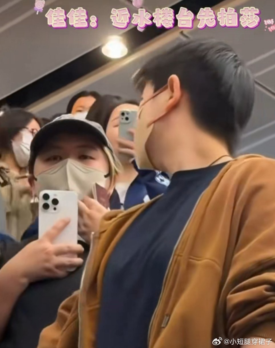 孙颖莎一回头何卓佳也在拍两个小姑娘，做彼此的迷妹。