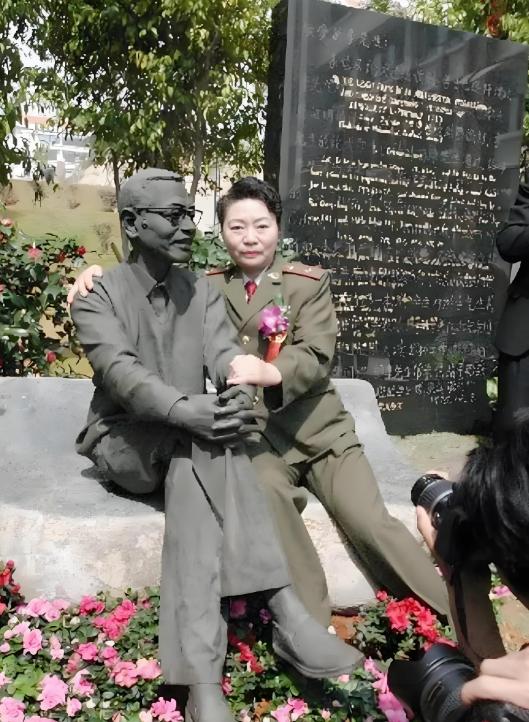 2006年，陈景润的妻子坐在丈夫的雕塑旁，紧紧搂住“丈夫”的肩膀，留下了这张感人