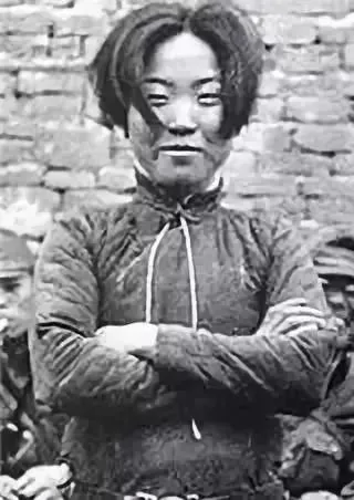 1938年，24岁的成本华正是花容月貌的时候，日本人认为她是一个花瓶女，只要威胁
