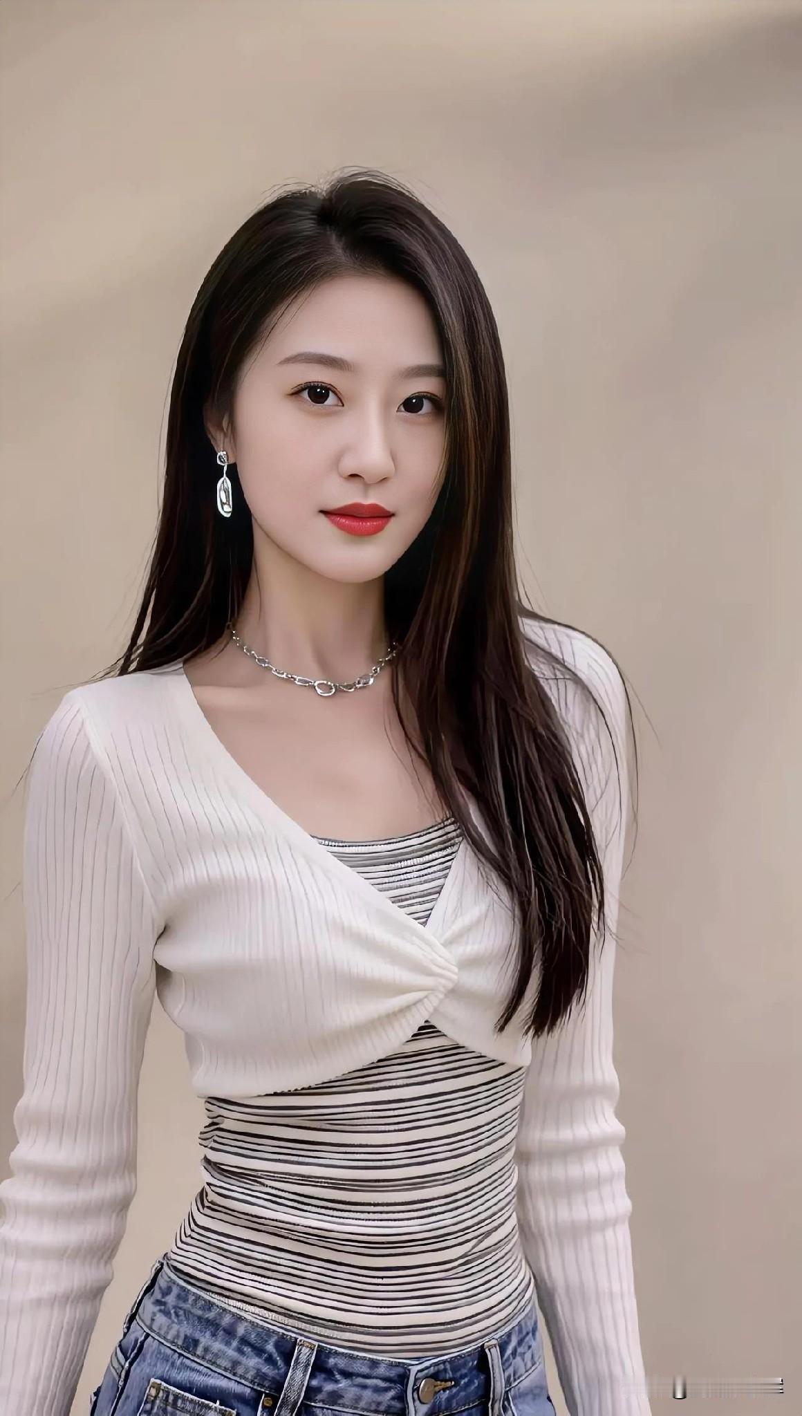 长发垂肩，白衫叠条纹，颈链闪柔光。