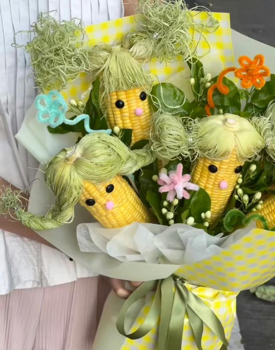 年轻人开始主动逃离玫瑰溢价今年情人节绝了！鲜花失宠，西兰花、番茄成了顶流！满大街