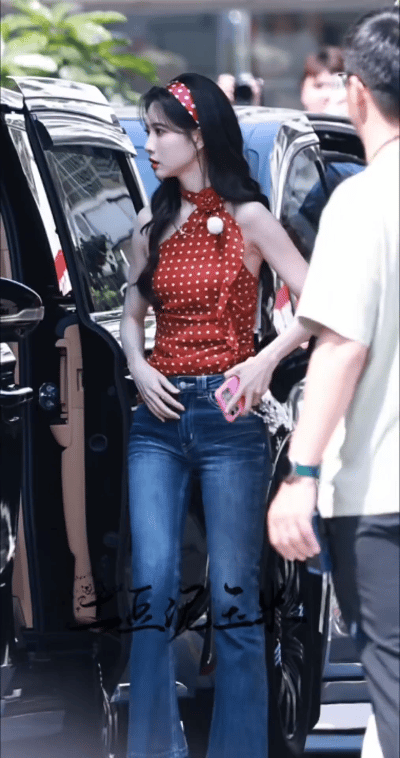 孟子义的腰居然真得比名牌还要瘦这样的身材真的健康吗