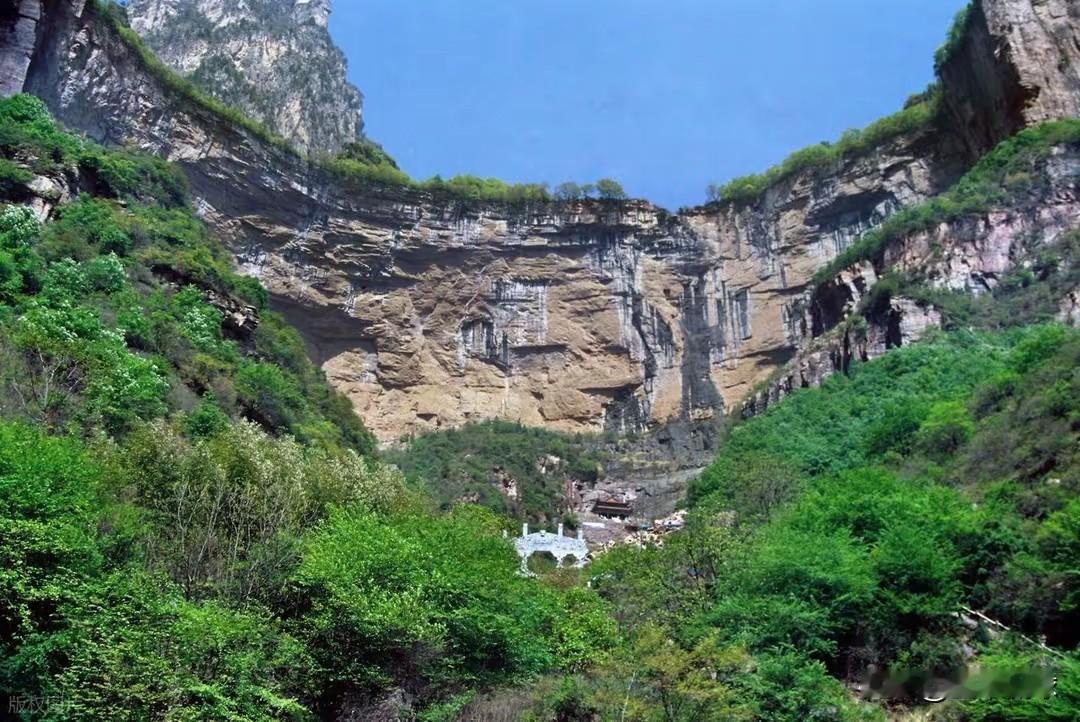 你帮人家剪绳子，人家却在踢你脚下的凳子！善良的人，干什么都不好意思，总是怕对不起