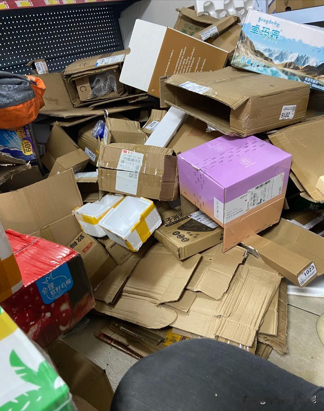 你最近收快递，是不是觉得服务越来越差，脾气越来越憋屈？告诉大家一个坏消息：我们