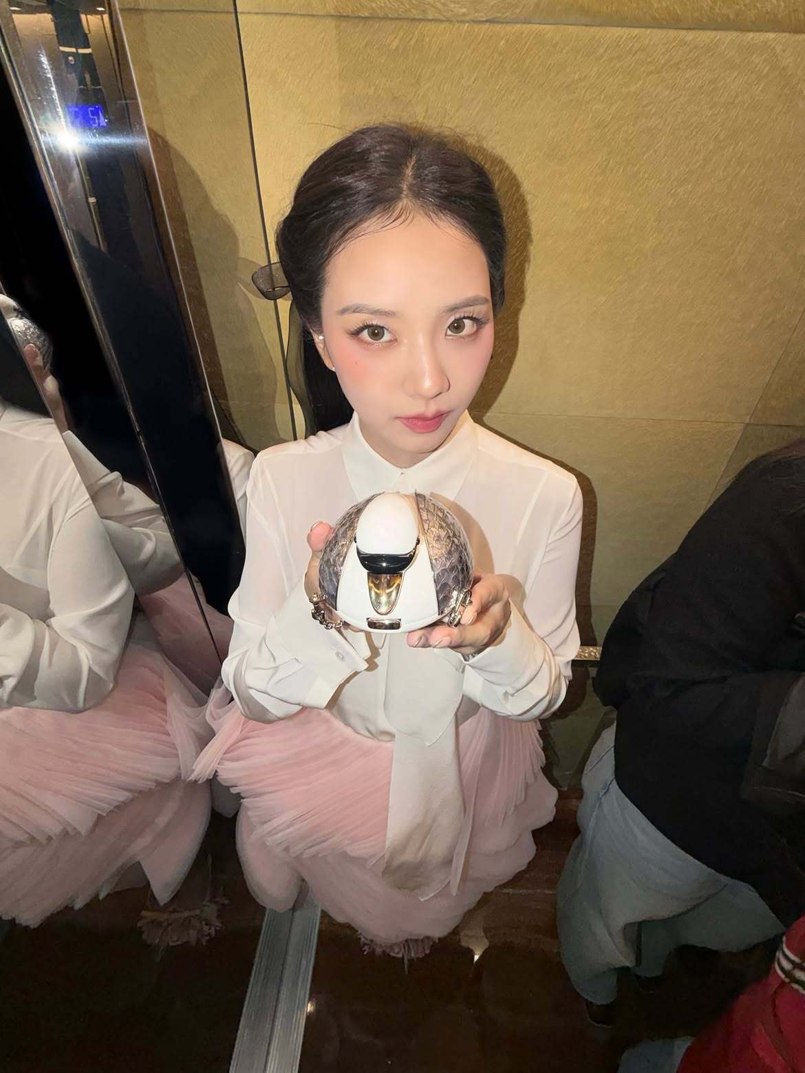 261001Jisoo更新IG👸🏻“🪑🦢🌳”公主太漂亮了🤍🤍