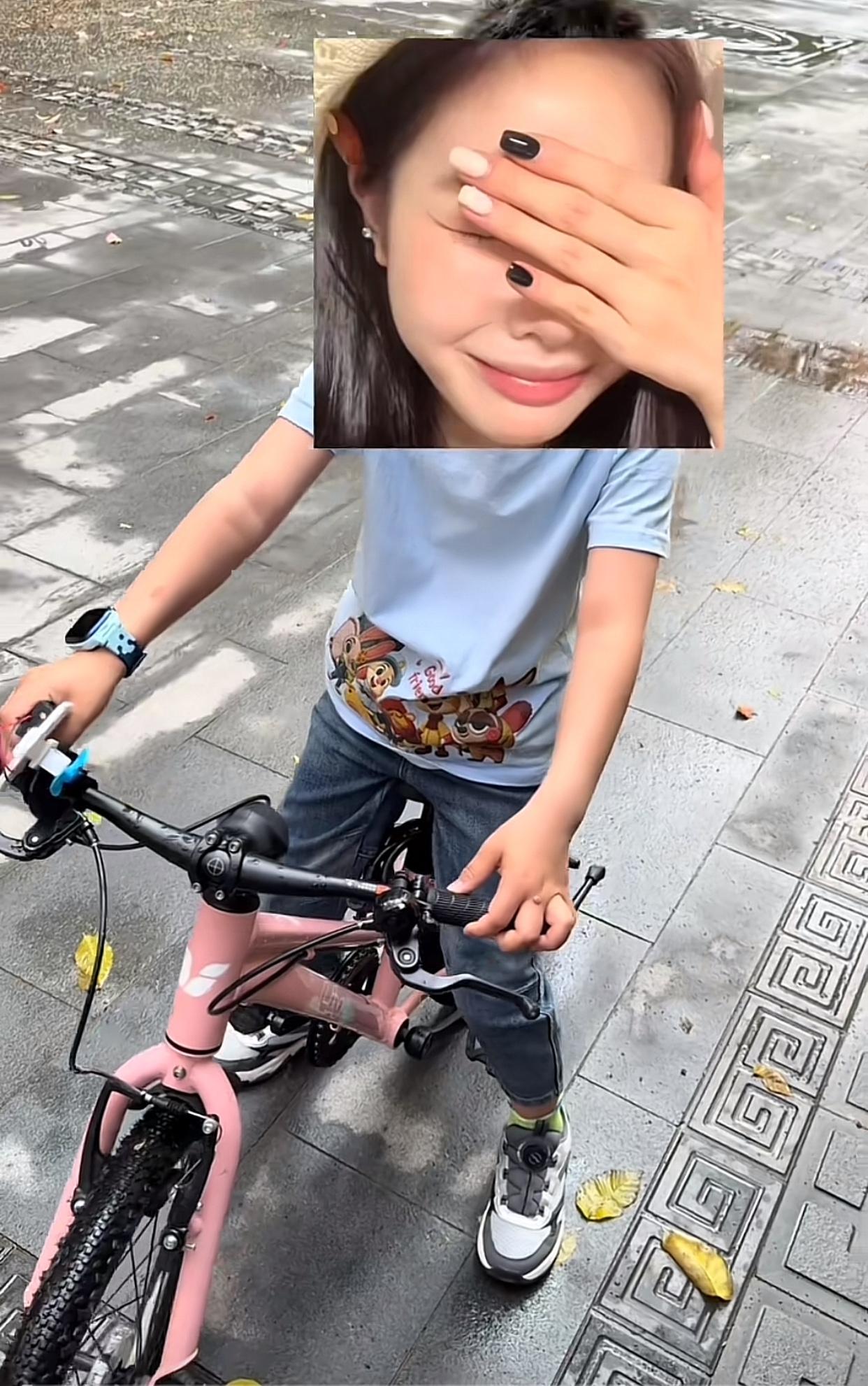 近日广东，某小区一女业主把自行车停放在单元楼大堂，结果自行车被人骑走了…就在