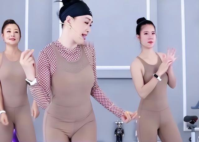 这两天网上吵翻了天，55岁钟丽缇直播“辣眼睛”？55岁穿紧身衣被骂“老不正经”？