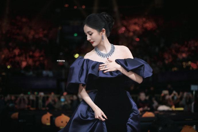 微博之夜绝美打光这届微博之夜的打光堪称范本。摒弃了过度修饰的厚重感，以清透柔