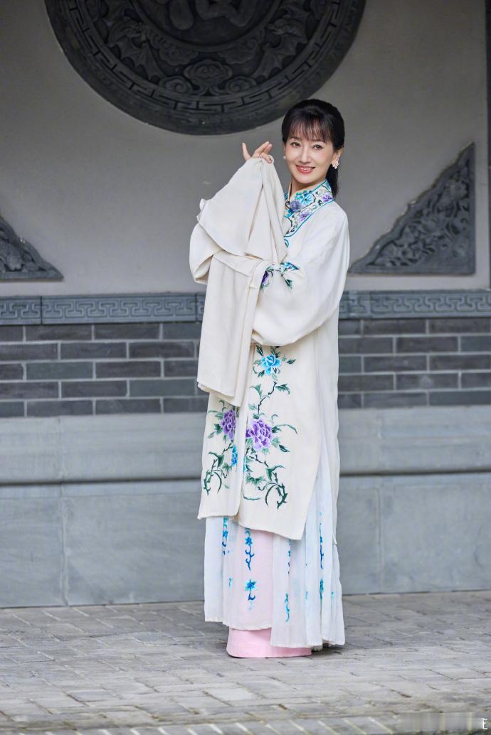 赵雅芝水袖古典美人赵雅芝戏曲温婉气质赵雅芝戏服穿搭素雅精致，轻扬水袖尽显沉淀下来