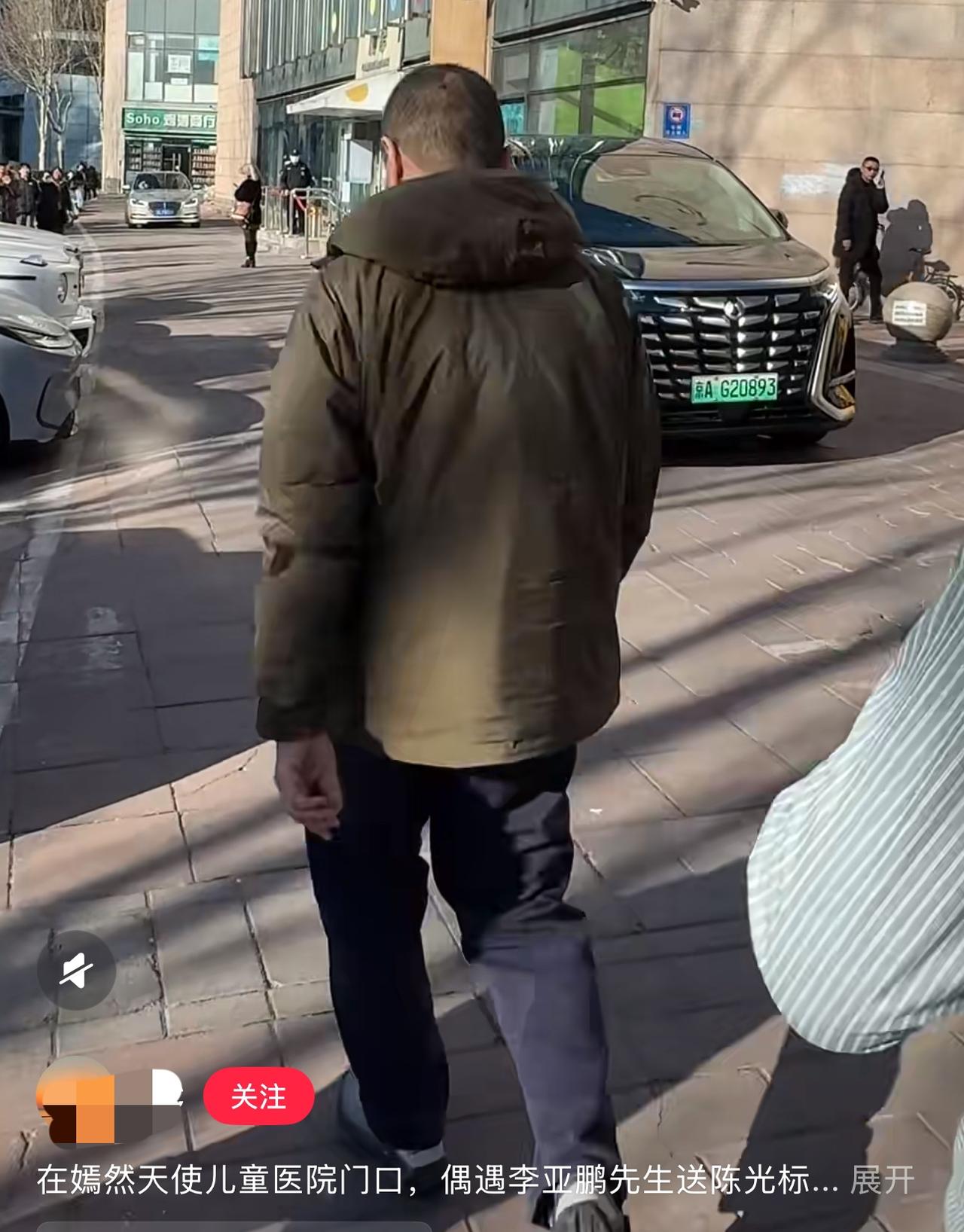 李亚鹏的这个背影真的让人感慨，这几年他的真的是在加速衰老，从他身上基本看不出任何