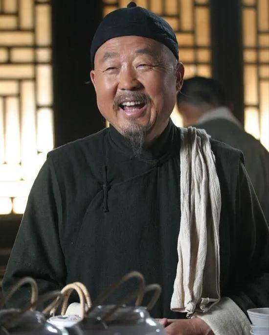 1942年，一交通员去茶馆接头取情报。暗号、信物都对上后，不料他刚咬了一口掌柜递