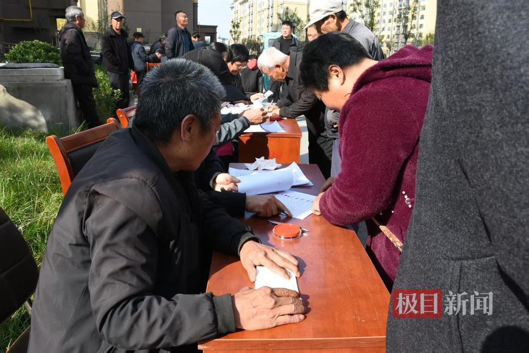 山东一地重阳节给60岁以上村民发千元红包, 官方: 中秋还有牛肉和月饼