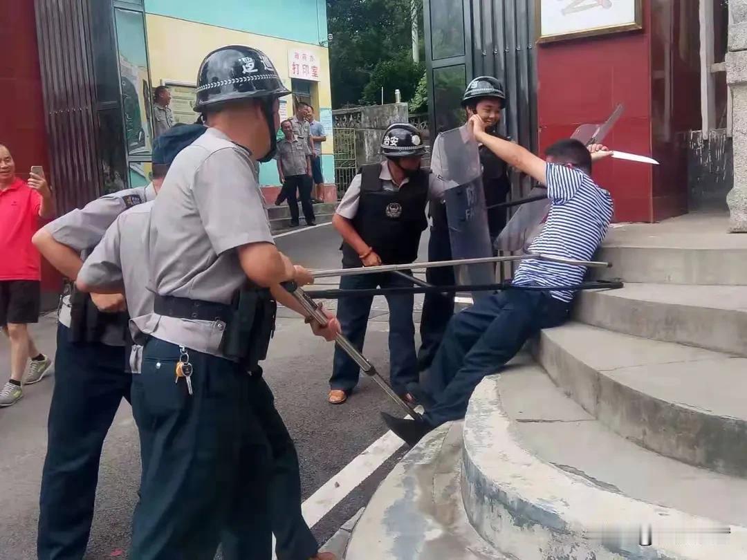 遍地外包盛行，暗藏用工体系深层弊端在当下社会，机关单位、国企、公立医院、公