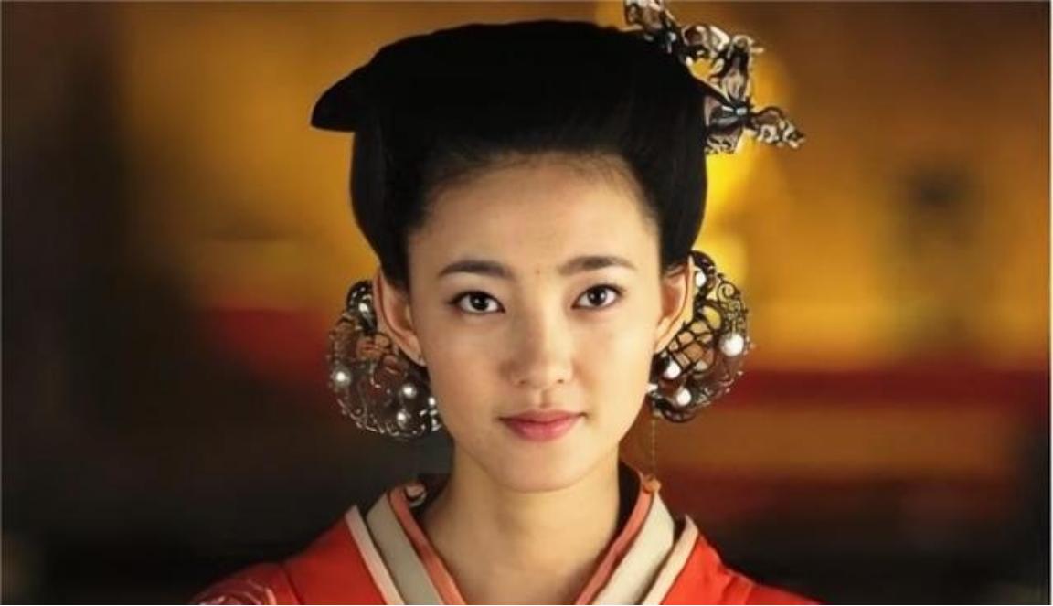 西汉时期，一村妇听得算命先生说她有母仪天下之相，连忙抛弃丈夫和女儿，入宫当宫女，