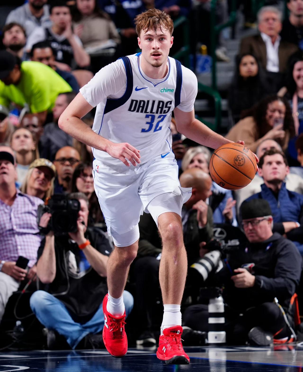 马刺135-123独行侠，文班和弗拉格谁更出色？数据一目了然北京时间2月6日马