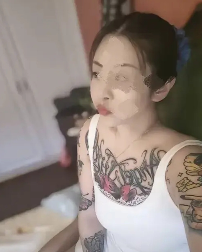 男孩女孩千万别纹身，人生，三条道路走中间，歪门邪道后悔迟。女孩白净的皮肤，让