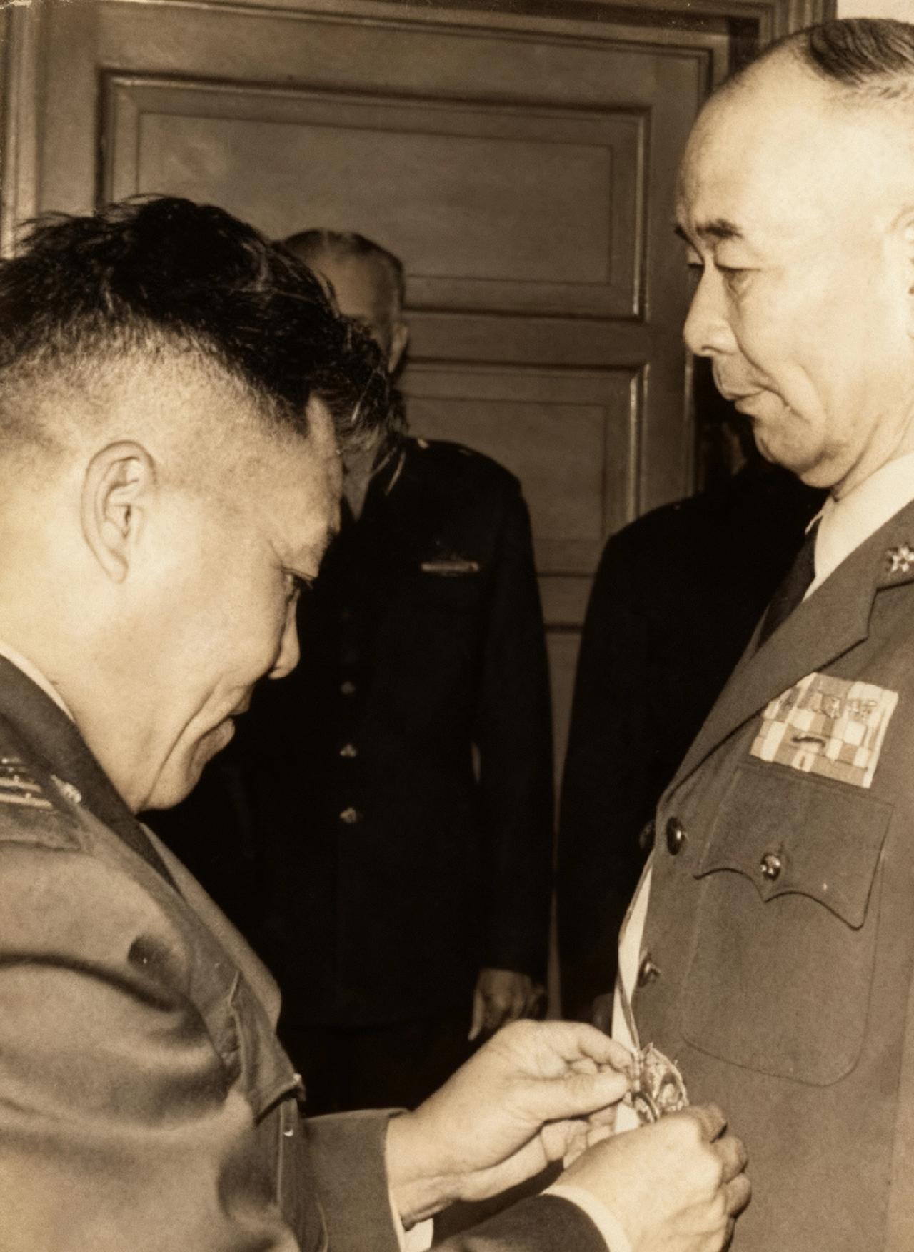 这是50年代，胡琏和王叔铭，一张罕见的合影，这一年的胡琏被晋为“陆军二级上将”，