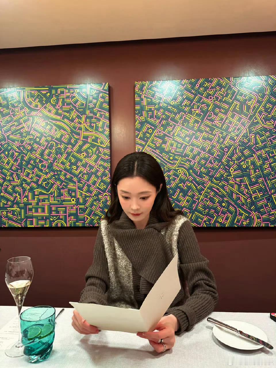 宋轶换微博背景啥意思，就算谈恋爱了也没必要公布，如果是真的那就祝福呗成年人了或许