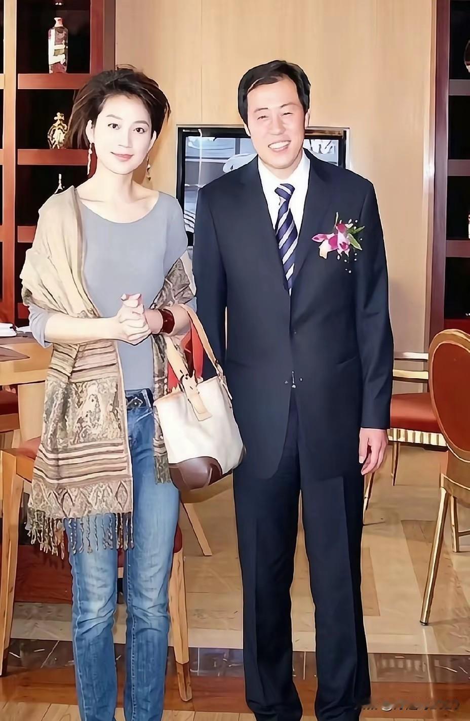 原来王小丫进入央视之前有过一段婚姻，前夫是四川大学的一位辅导老师，和那时还是一位