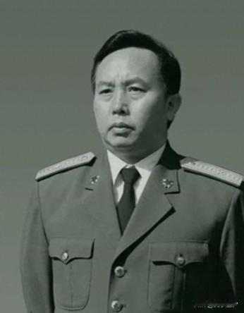 何其宗，自卫反击战英雄，1990年荣升中将，却在56岁时突然退役，定居四川