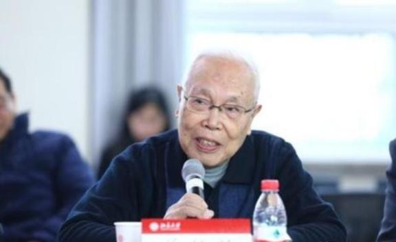 “中美差距有多大？”中国科学院院士姜伯驹一语惊人：“不是别人卡我们脖子，而是我们