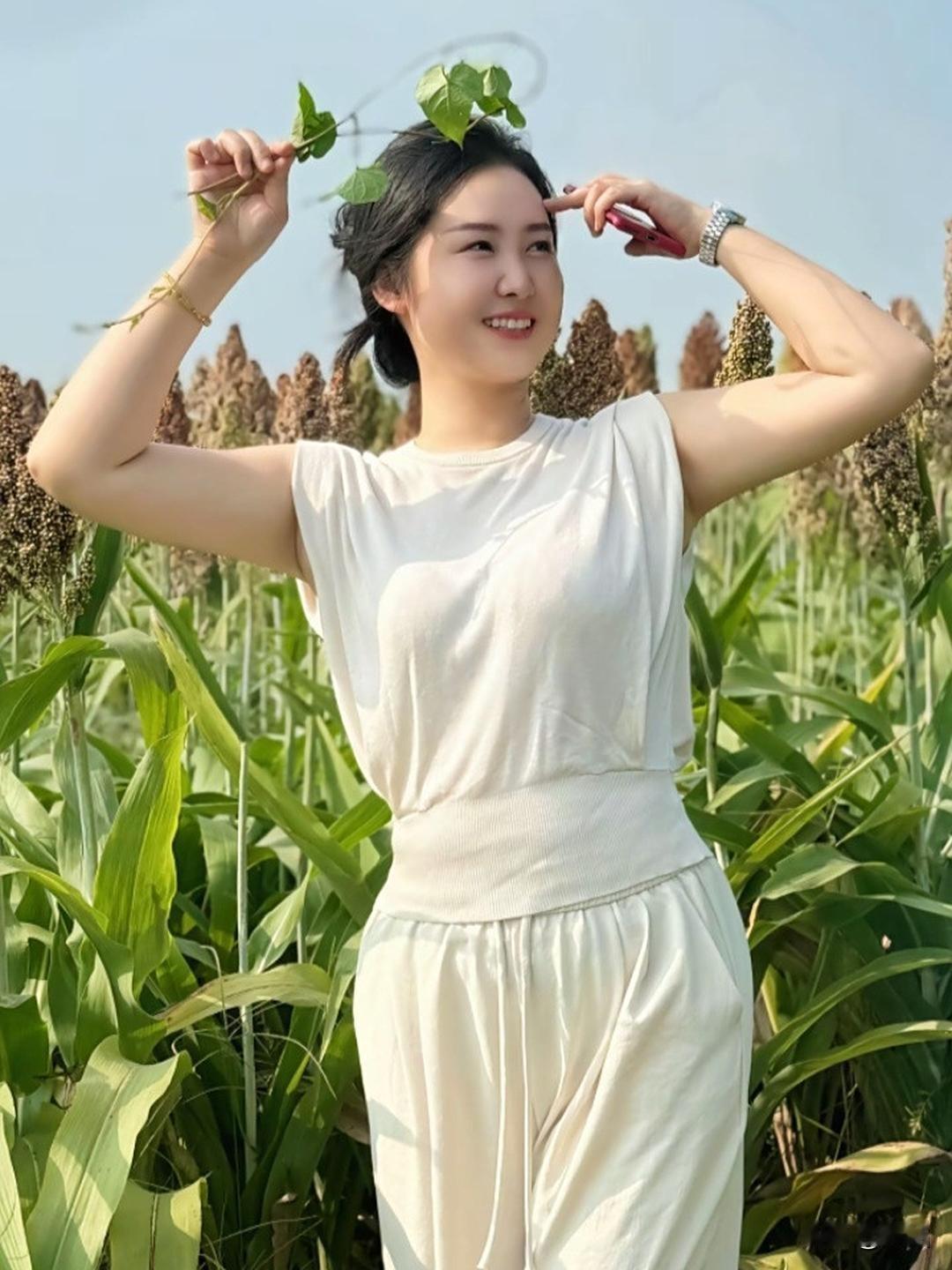 美图欣赏，看图写诗《晴川闲步》七言绝句晴光铺岸草萋萋，水漾云痕入眼