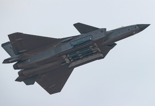 歼-20S正式列装，中国空军宣布：隐身空战进入双座AI时代！这是全球第一款双座隐