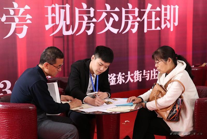 看了很多城市在这段时间买房的人。发现目前买房主力人群，还是以刚需、改善型购房者