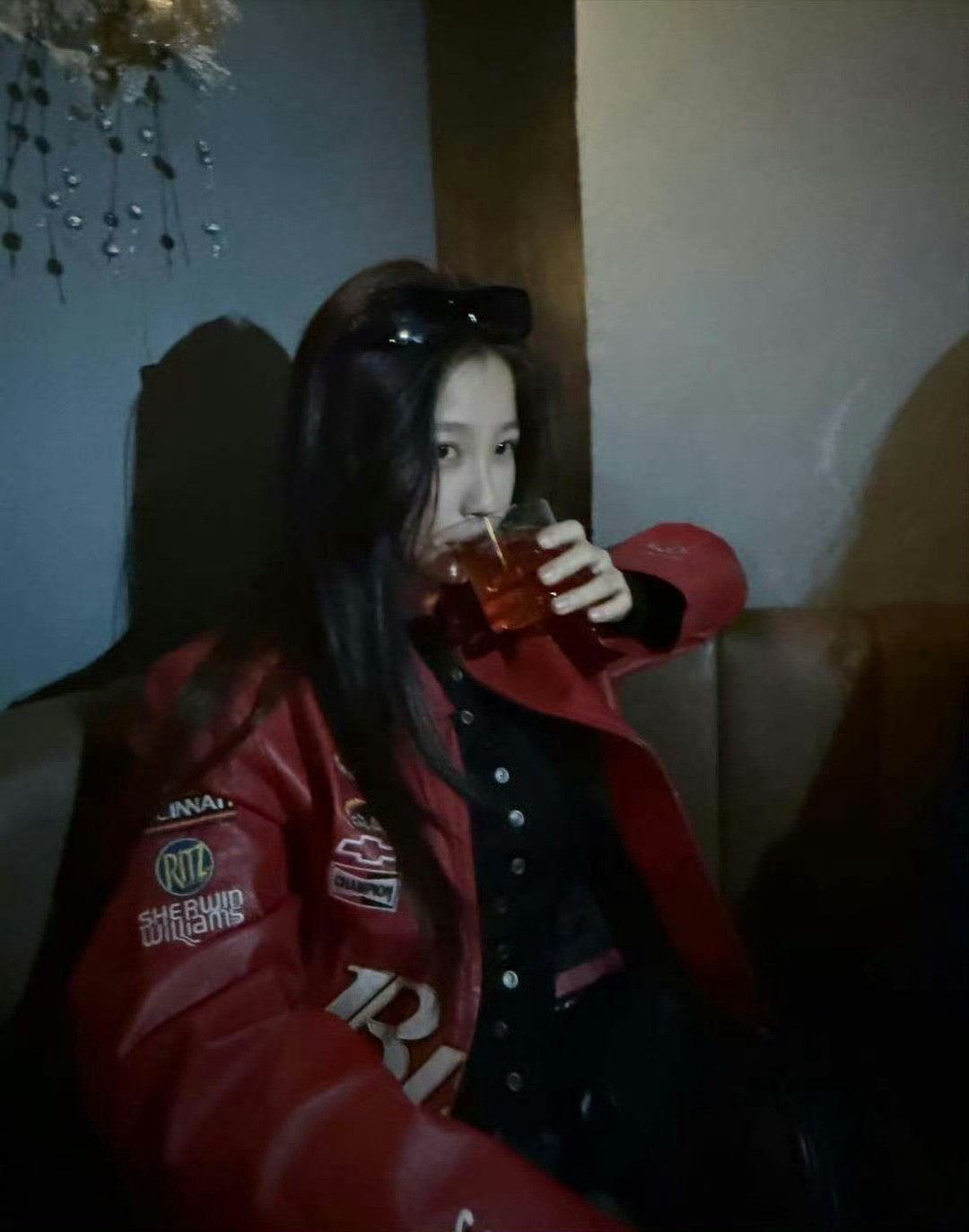 棣欣引力棣欣引力虞书欣ins更新又是一个酒蒙子真的越素越好看很有早期鱼头星星的