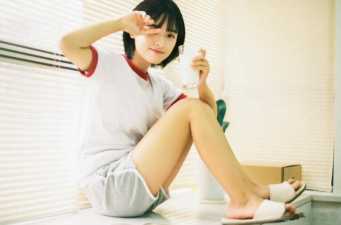 沈月看到半裸男模的反应沈月写真😘人家还是个孩子呢​​​
