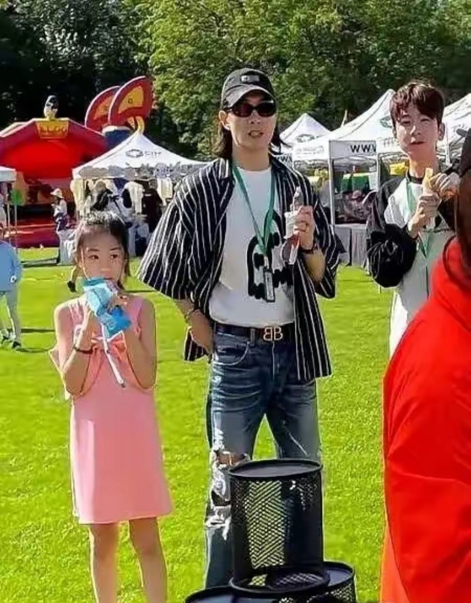 李承铉陪女儿参加学校活动，10岁lucky穿粉裙甜美清秀，很像戚薇